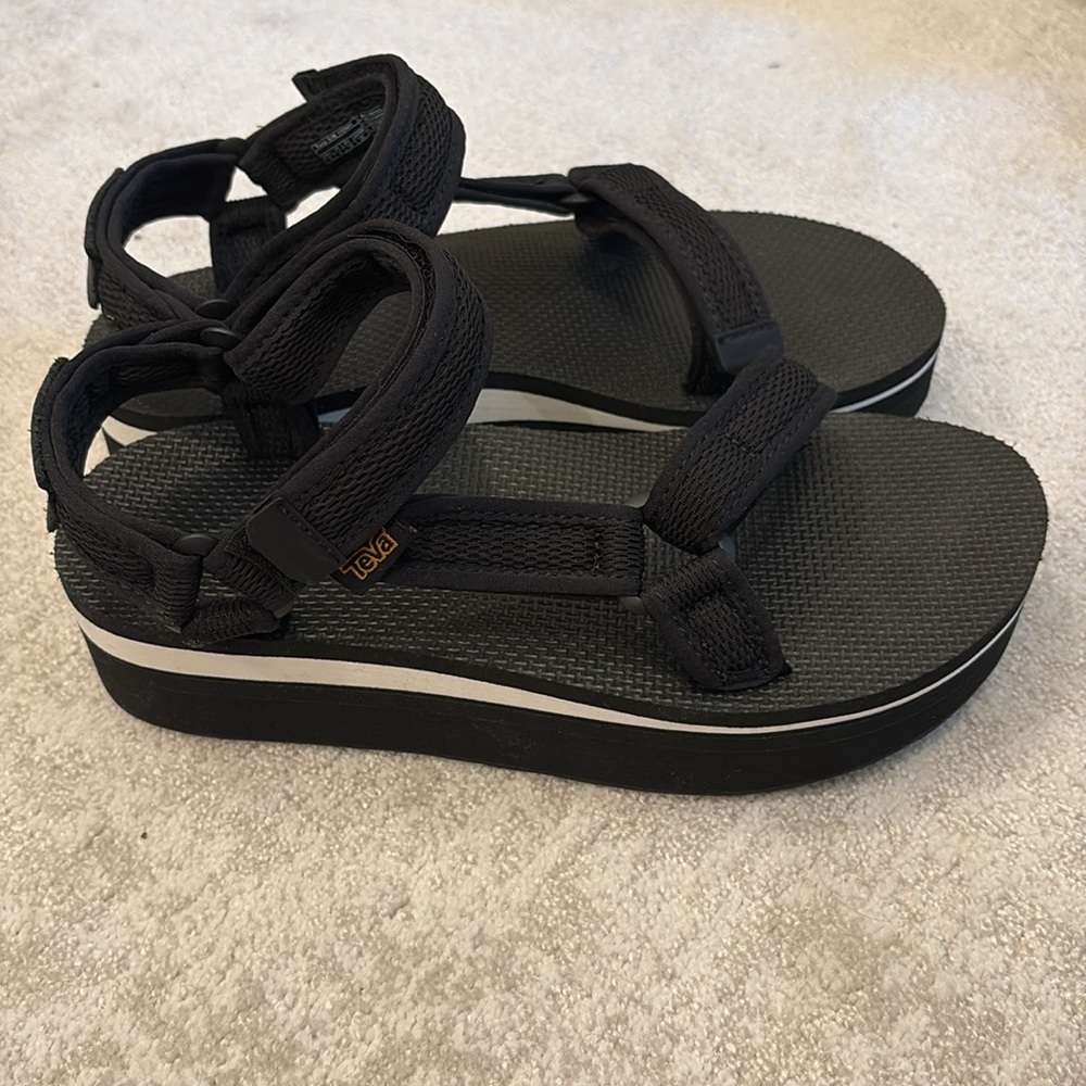 New women’s Teva flatform universal sandals